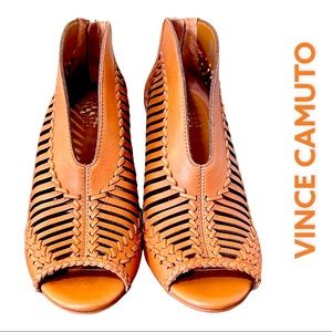 🎉🎉CC🎉🎉 NEW Vince Camuto Peep Toe Booties